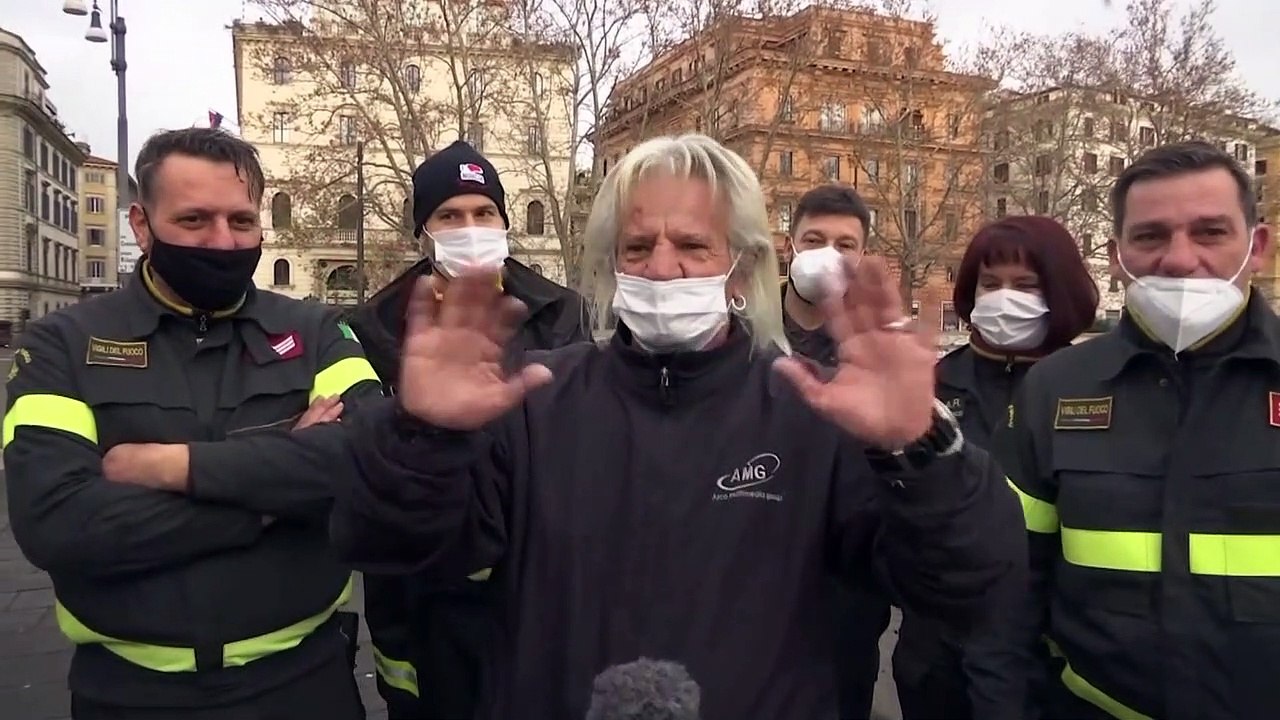 I tuffi di Capodanno. Da Roma a Lisbona, una tradizione che non si ferma