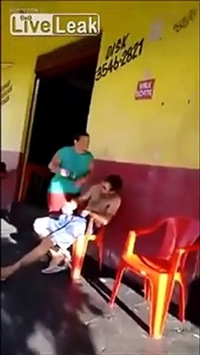 Cette femme vient récuperer son mari ivre de son bar au Brésil.. HILARANT