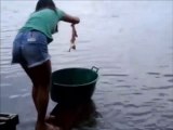 Une technique pour pecher des piranhas juste incroyable