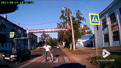 Ce papa sauve sa fille de justesse au passage piéton