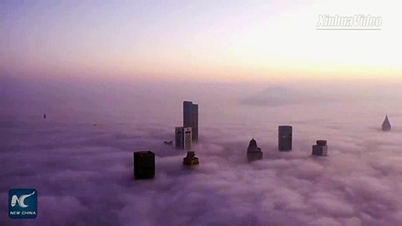 Une ville chinoise noyée dans le brouillard