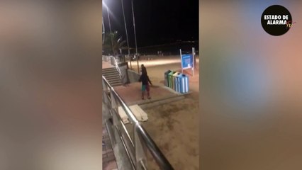 Vean la brutal pelea entre inmigrantes en pleno paseo marítimo de Gran Canaria