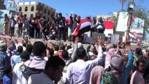 مظاهرة في تعز تطالب التحالف بدعم الحكومة اليمنية الجديدة