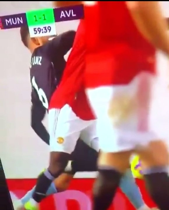 Pogba tự vấp chân đối thủ kiếm pen