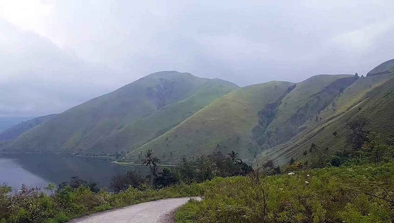 Bukit Holbung Dari Jalan Holbung