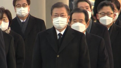 문 대통령, 현충원 참배..."국민 일상 되찾을 것" / YTN