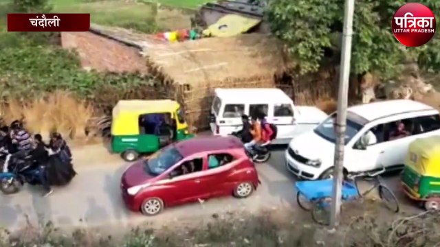 जान जोखिम में डालकर सेल्फी ले रहे सैलानी