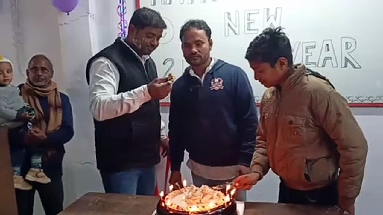 स्कूल- कॉलेज कोचिंग सेंटरो में धूमधाम से मनाया गया नव वर्ष