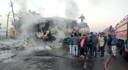 गुजरात में भीषण हादसा: कपास से भरे ट्रक से टकराई कार, आग लगी, 3 महिलाएं जिंदा जलीं, दोनों वाहन खाक