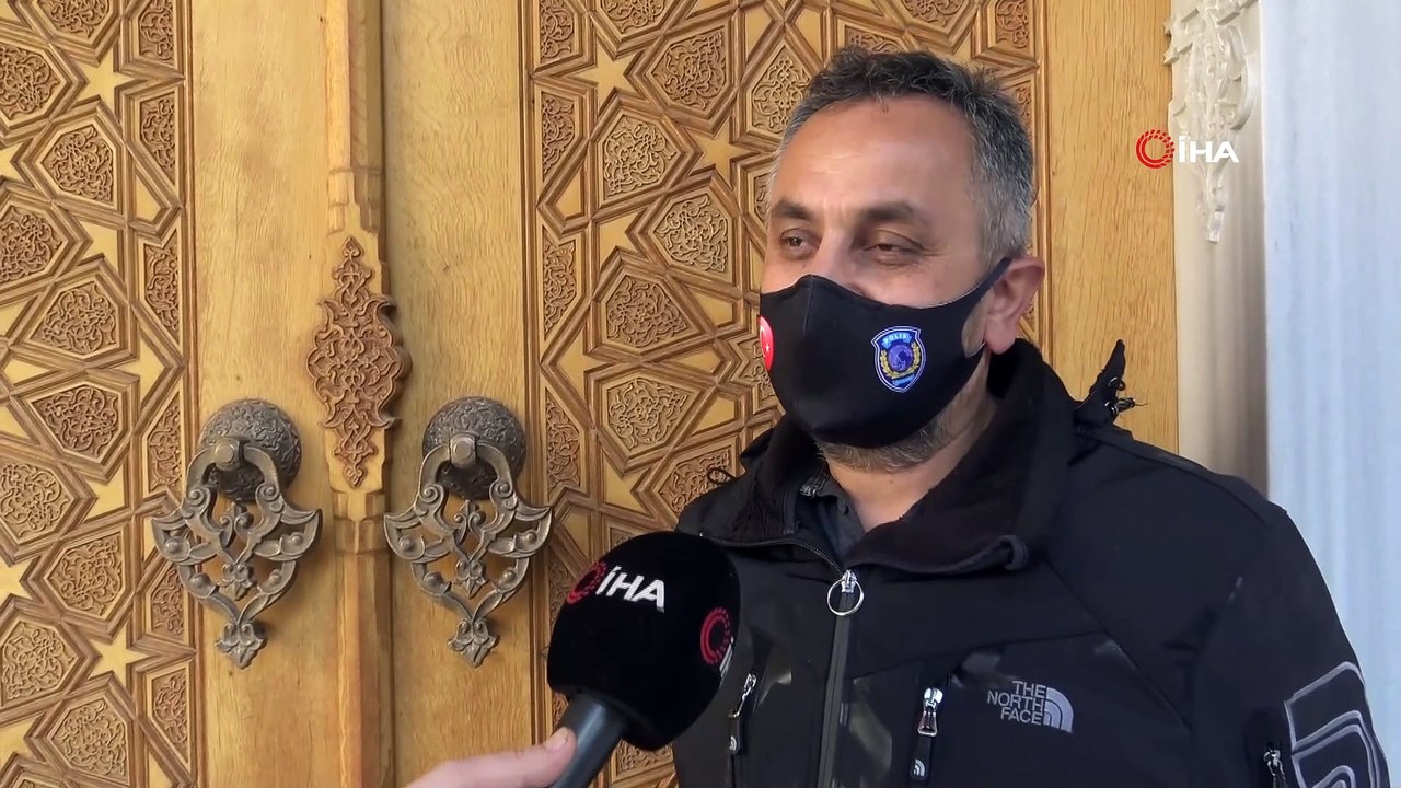 Polis memuru sanatçı...Bursalı polis memuru hem olay yerinde delilleri inceleyip topluyor, hem de naht sanatını icra ediyor