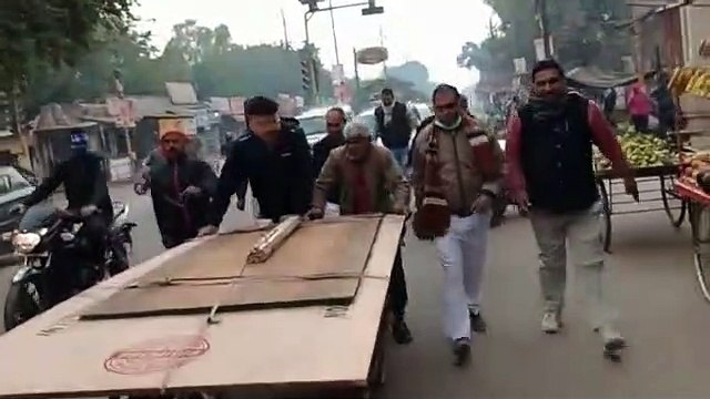 65 साल के मजदूर को ठेला धकेलते देखा तो मंत्री ने खुद ठेला धकेला, अपनी गाड़ी में बैठाकर बुजुर्ग को भेजा घर