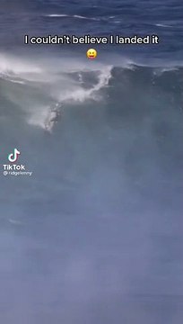 Ridge Lenny réalise un backflip après une vague en retombant sur son surf