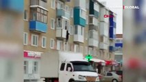 Rusya'da evli kadınla basıldığı iddia edilen kişi kaçarken görüntülendi
