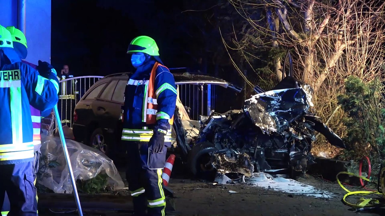 Gem. temnitztal - auto rast am silvesterabend in eine hauswand, drei rettungshubschrauber im einsatz