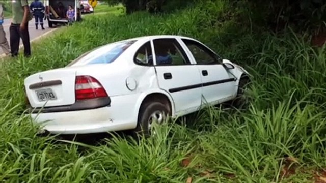 Mulheres ficam feridas em capotamento na PR-180, entre Rio do Salto e São Salvador