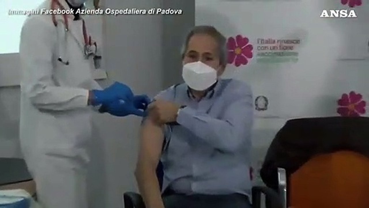 Andrea Crisanti si vaccina a Padova: "È un momento di svolta"