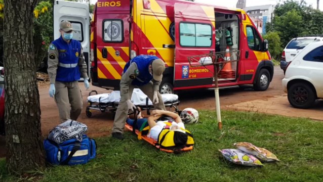 Queda de moto deixa duas pessoas feridas na Rua Cuiabá, na Neva; Siate foi mobilizado