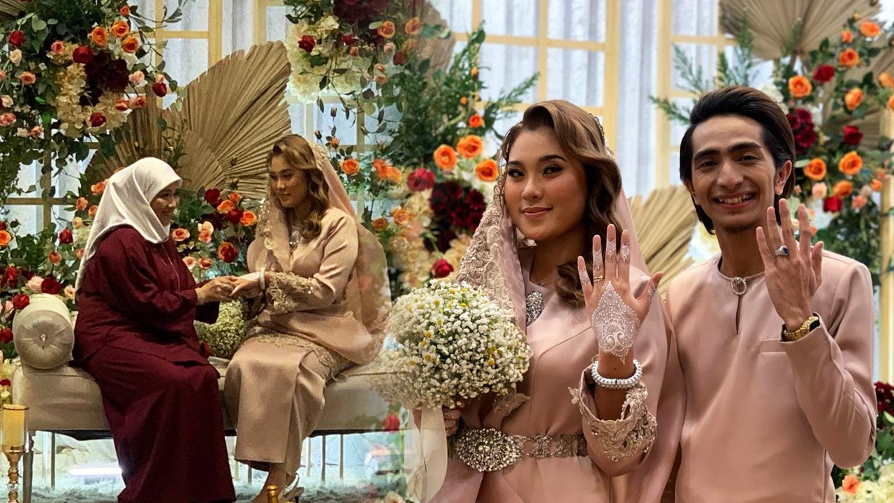 Ayie Floor 88 dah bertunang... berseri-seri wajah, sweet pakai baju pink sedondon dengan cik tunang