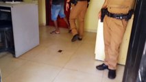 Homem é detido pela PM acusado de agredir a esposa e danificar ponto de ônibus no Bairro Cataratas