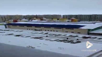 Tải video: Des tonnes de neige tombent d'un toit et écrasent des voitures