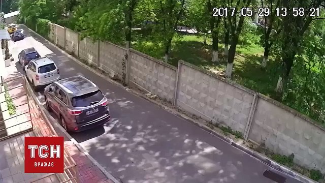 Explosion incroyable d'une canalisation en pleine rue