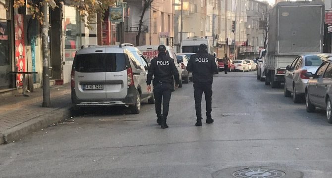 İstanbul’da kısıtlama günü ilginç olay, polisten böyle kaçmaya çalıştı