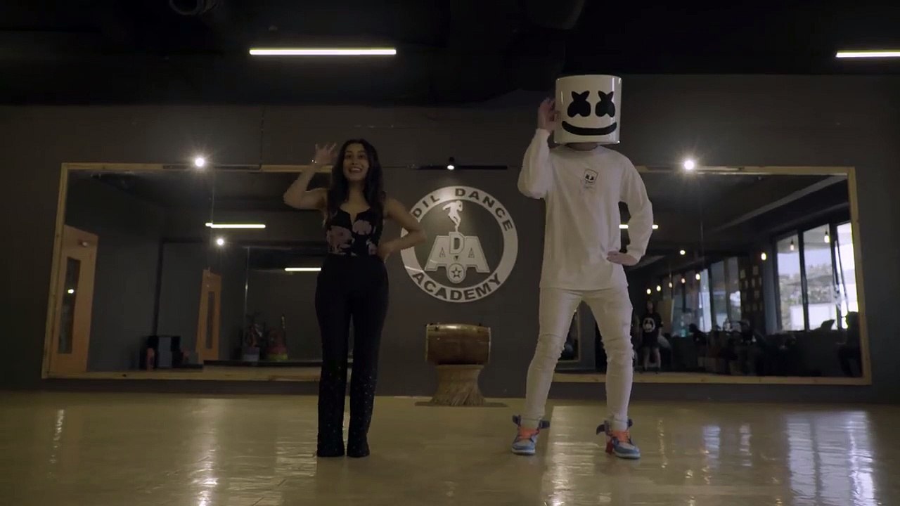 Marshmello & Neha Kakkar do the Biba Dance together in Mumbai  #BIBADance-0p
