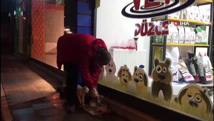 Kullanılıp yere atılan maske ve eldivenler tehlike saçıyor