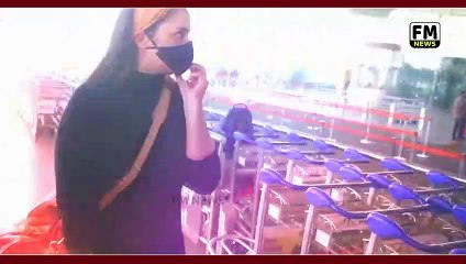 Parineeti Chopra Snapped at Mumbai Airport