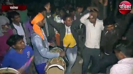 महोबा में पशु प्रेमी का अनोखा प्रेम,अपनी पालतू पपी का मनाया चौक कार्यक्रम