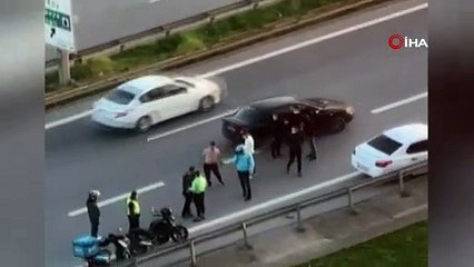 TEM Otoyolu'nda tekme ve yumruklu yol kavgası kamerada