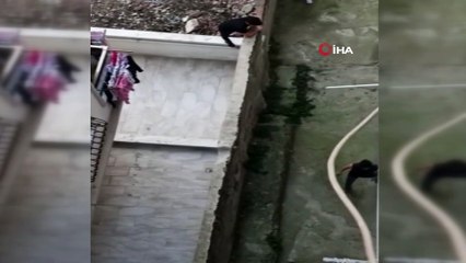 Kısıtlamaya rağmen sokakta top oynadılar