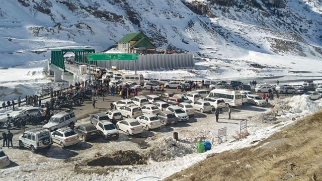 Manali: Tourists stranded due to heavy snowfall