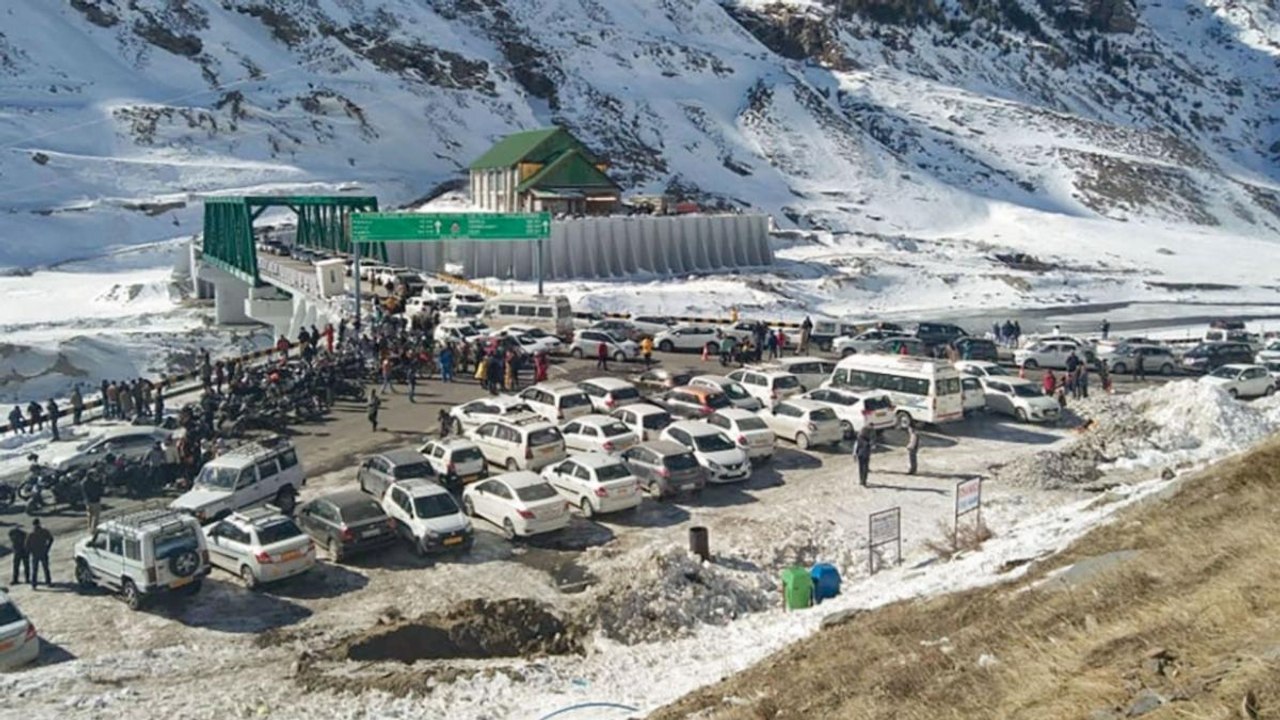 Manali: Tourists stranded due to heavy snowfall