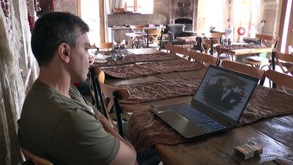 Minik çocuğun Atatürk sevgisi İspanyol turisti ağlattı