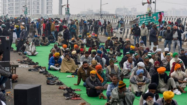 Delhi: Rain adds woes to farmers protest at borders