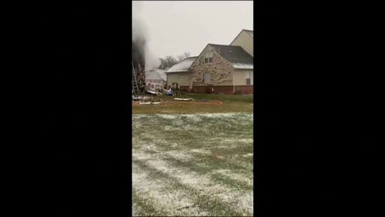 Una pequeña avioneta se estrella contra una vivienda familiar en Michigan