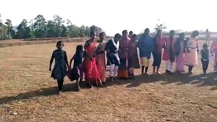 न्यू ईयर में मांदल की थाप पर युवतियों व महिलाओं ने किया शानदार समूह डांस