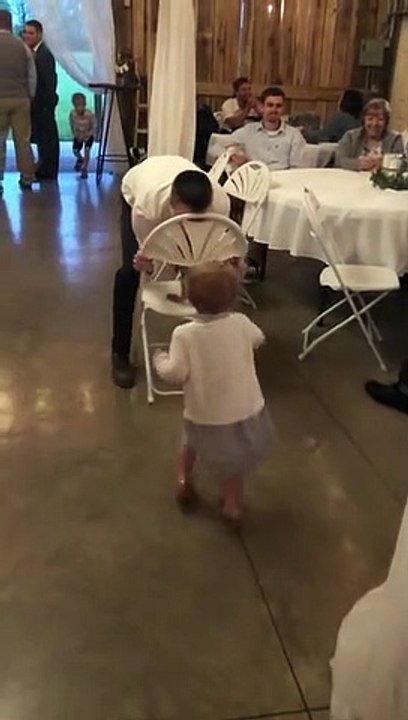 Une fillette joue à cache-cache