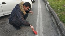 Narkotik polisi fırça ile asfalttan uyuşturucu süpürdü