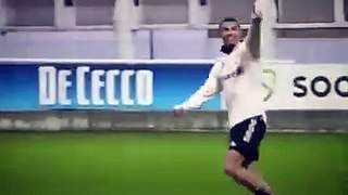 Ronaldo ăn mừng bàn thắng ghi được trên sân tập
