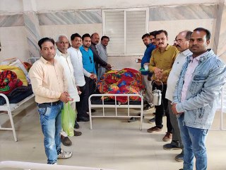 सावित्री फुले की जयंती पर अस्पताल में मरीजों फल वितरित किए