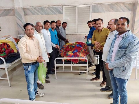 सावित्री फुले की जयंती पर अस्पताल में मरीजों फल वितरित किए
