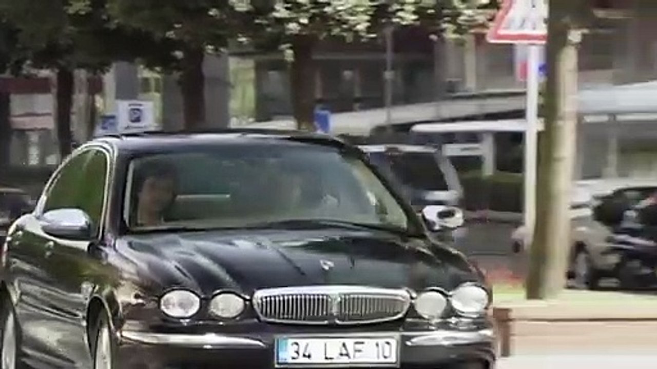 Sen De Gitme 14 Bölüm    Mert Babasına Elif’i Anlatıyor!