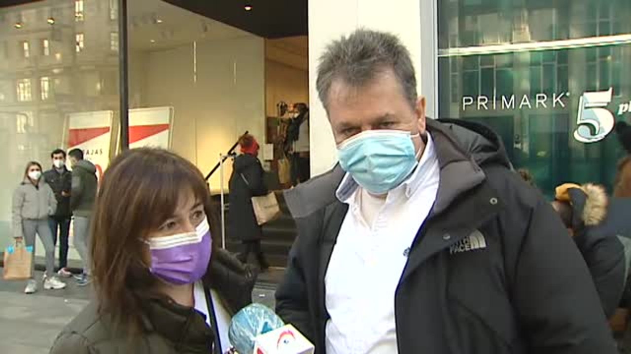 Las últimas compras navideñas llenan el centro de las grandes ciudades