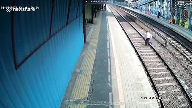 Il traverse une voie ferrée et évite le pire de justesse