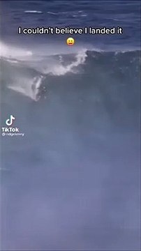 Ridge Lenny fait un backflip et retombe sur son surf en prenant une vague énorme
