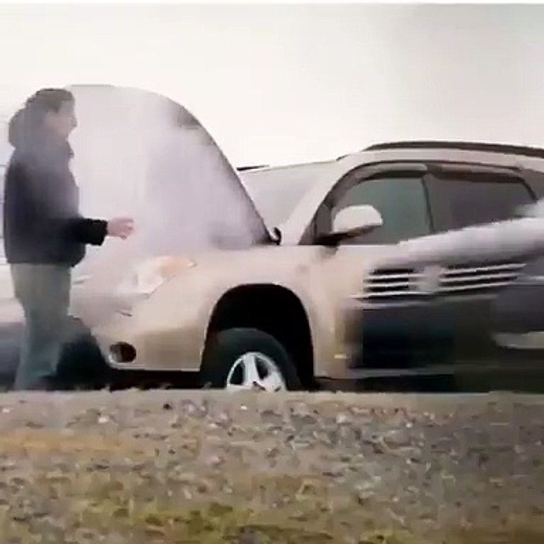 Arabanın ön kaputunda mangal şakası :) - Dailymotion Video