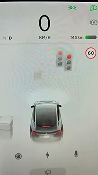 La Tesla 3, voiture la plus perfectionnée au monde confond un drapeau d’un supermarché avec un feu rouge