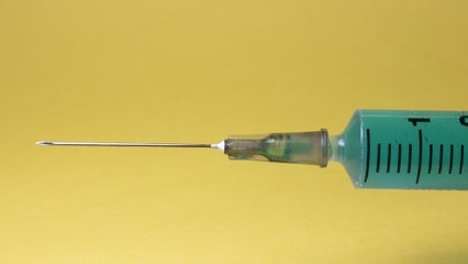 Investigan caso de encefalitis de enfermera que fue inyectada con vacuna anticovid